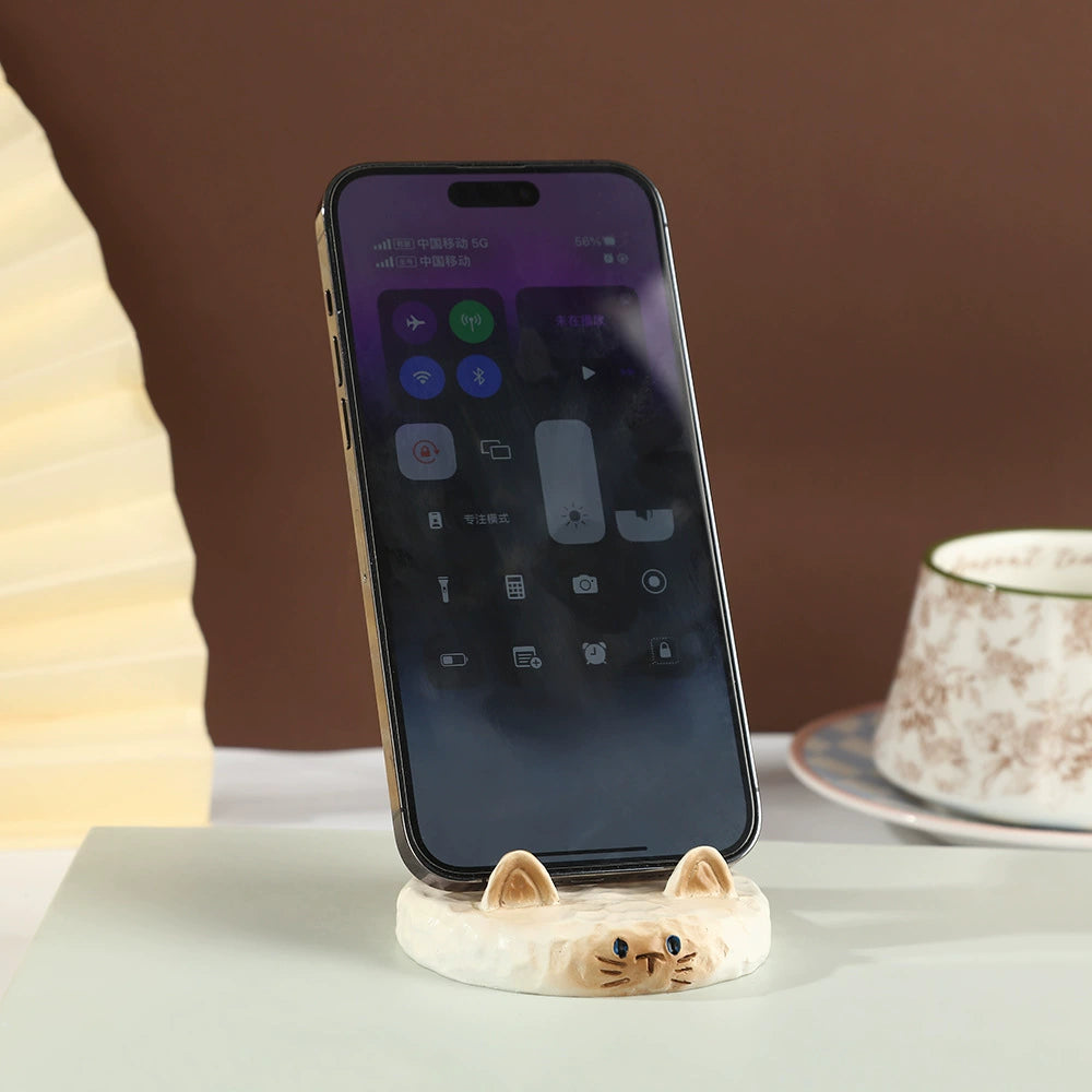 Hand-Carved Cat Phone Stand – Wooden-Style Resin Kitty Desk Holder for Phone & Tablet