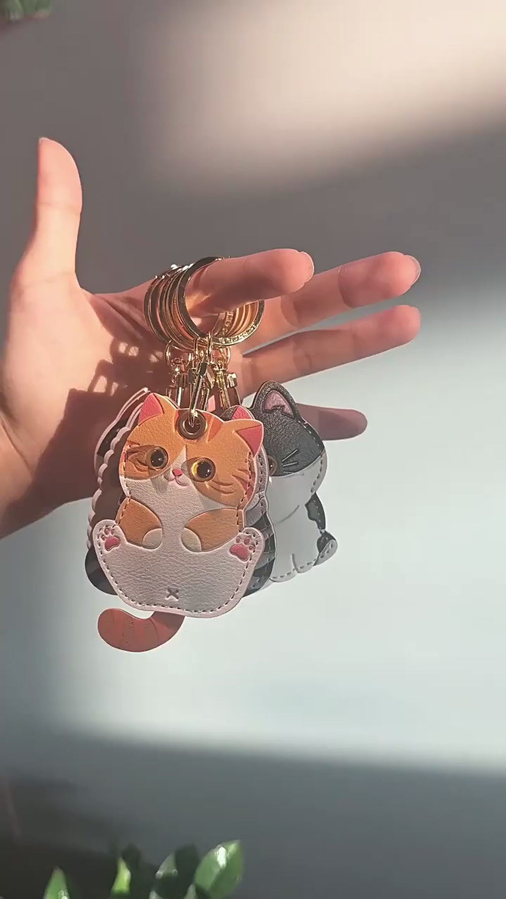 FluffyHunt Leather Cat Keychain – Access Card & AirTag Holder